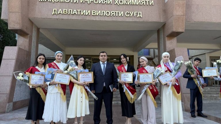 Маросими супоридани гувоҳнома ба иштирокчиёни ҳафтаи идоракунӣ