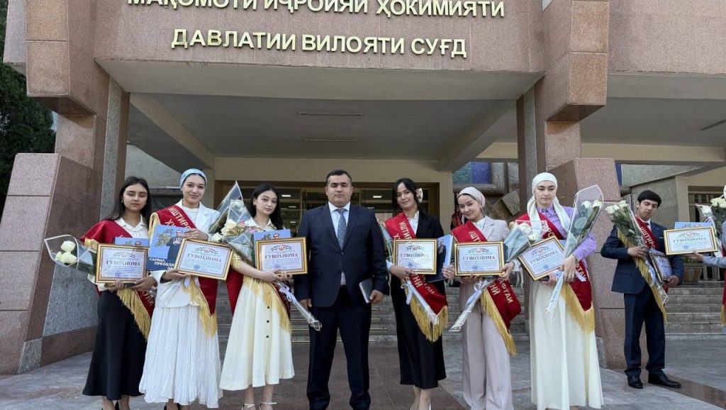 Маросими супоридани гувоҳнома ба иштирокчиёни ҳафтаи идоракунӣ